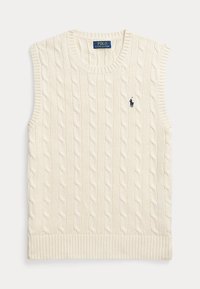 Kermanvärinen, kaapelikuvioitu hihaton villaliivi, jossa joustinneuleinen kaulus ja helma, ja pieni tummansininen Polo Ralph Lauren -logo vasemmassa rinnassa.