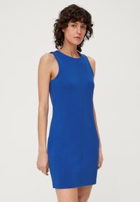 Blaues ärmelloses Kleid, figurbetonender Schnitt, aus dehnbarem Stoff mit glatter Textur. Verfügt über eine Mittelnaht und einen runden Ausschnitt.