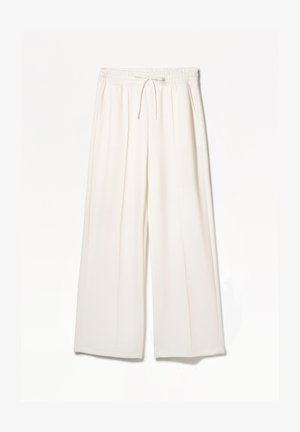 Bílé široké kalhoty vyrobené z lehkého materiálu, s elastickým pasem, tkaničkou a bočními kapsami, bez viditelných vzorů.
