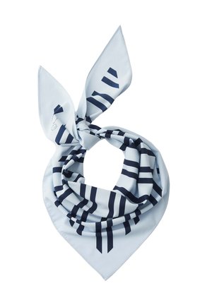 Lichtblauwe zijden sjaal met donkerblauwe geometrische strepen, gevouwen en in een knoop gebonden met twee puntige uiteinden.