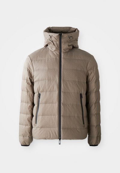 Pufasta jakna u taupe boji s kapuljačom, koja se odlikuje teksturiranim materijalom, horizontalnim dijagonalnim šavovima, prednjim patentnim zatvaračem i bočnim džepovima.