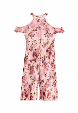 Kwiatowy kombinezon z różowym tłem i zielonymi oraz czerwonymi wzorami róż, plisowany materiał, projekt z odkrytymi ramionami oraz wysoki dekolt.
