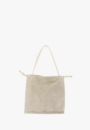 Bolso tote de ante beige con correa delgada para el hombro y detalles anudados en los lados, costuras mínimas y pequeño logo dorado cerca del centro inferior.