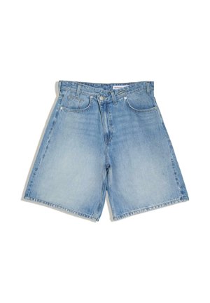 Jasnoniebieskie krótkie spodenki jeansowe z przednimi kieszeniami, szlufkami na pasek i zapięciem na guziki, pokazane na płasko na białym tle.