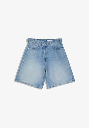 Pantaloni scurți din denim albastru deschis, cu buzunare frontale, bucle pentru curea și închidere cu nasturi, afișați așezați pe un fundal alb.