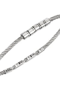 Pulsera de acero inoxidable plateado que presenta un diseño de cable trenzado, piezas de acento cilíndricas y un cierre integrado para un cierre seguro.