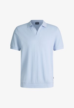Jasnoniebieska koszulka polo z krótkim rękawem, z teksturowanymi pionowymi paskami, rozpiętym kołnierzem w kształcie litery V oraz prążkowanymi mankietami i dołem.