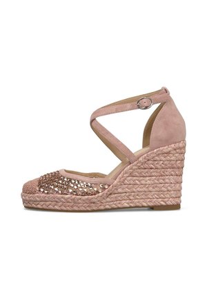Roze sleehak espadrille met enkelriem, gevlochten juten zool en met strass bezette teenkap, zijaanzicht op witte achtergrond.