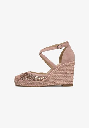 Roze sleehak espadrille met enkelriem, gevlochten juten zool en met strass bezette teenkap, zijaanzicht op witte achtergrond.