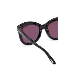 Fekete macska szemforma napszemüveg sötét lencsékkel. Fényes műanyag alapanyag, ezüst kiegészítőkkel a szárakon és sima, ívelt formával.