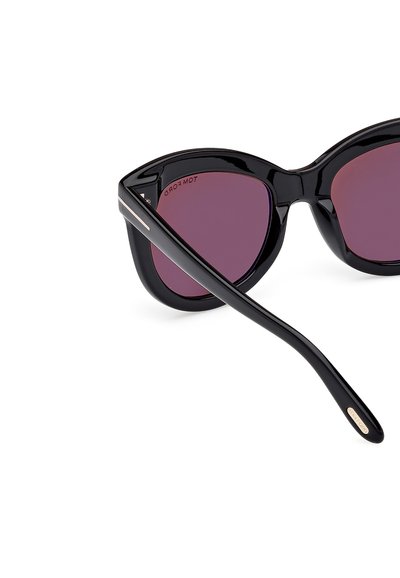 Černé kočičí sluneční brýle s tmavými skly. Lesklý plastový materiál, s kovovými akcenty na stranách a hladkým, zakřiveným tvarem.