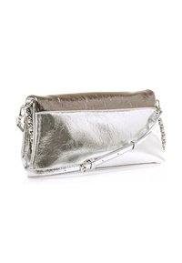 Clutch bag in argento metallico con una finitura testurizzata, una tracolla a catena e una forma rettangolare piatta. Caratterizzato da una chiusura a zip sicura.