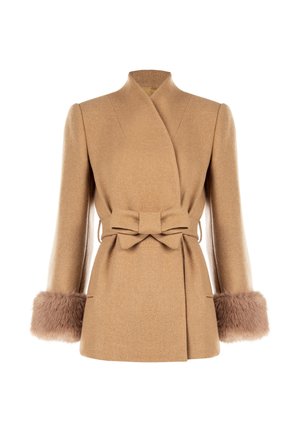 Wollumhangjacke in camel mit Bindegürtel, mit Fellakzenten an den Ärmeln und einem hohen Kragen. Glatte Textur und taillierte Passform.