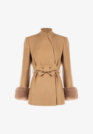 Giacca avvolgente in lana color cammello con cintura in vita, caratterizzata da dettagli in pelliccia sulle maniche e un colletto alto. Texture liscia e vestibilità su misura.