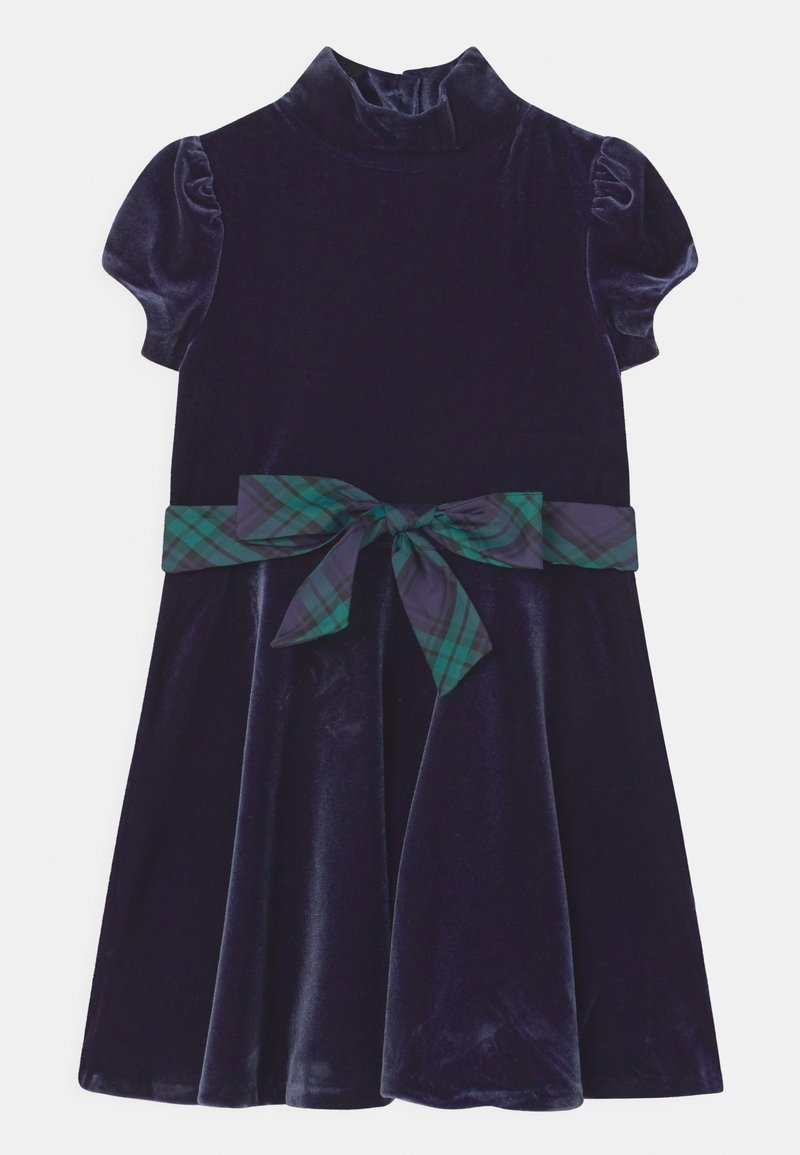 Námořnicky modré sametové šaty s krátkými nafouklými rukávy, vysokým límcem a rozšířenou sukní. V pase je ozdobný pásek ze zelené a námořnicky modré kárované stuhy.