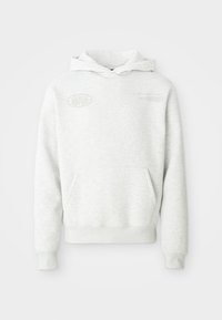 Lyse grå hoodie lavet af blødt stof, med en frontlomme, ribbede ærmer og et logo trykt på brystet og den øverste del af ærmet.