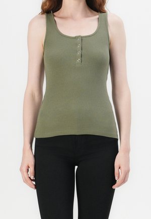 Olijfgroene geribbelde tanktop met een ronde halslijn en een vijfknops rij. Afgewerkte randen, getailleerde snit en geen zichtbare patronen.