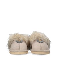 Pantofole beige in suede con un morbido bordo in pelliccia sull'upper, caratterizzate da una toppa grigia circolare con logo. Texture morbida e forma arrotondata.