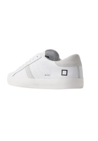Sneaker bianco con dettagli grigi, tomaia in pelle liscia, chiusura con lacci, caviglia imbottita e dettaglio logo quadrato sul lato.