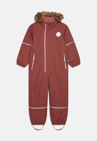 Macaco impermeável vermelho com capuz forrado de pelo sintético, detalhes brancos, dois bolsos laterais e punhos elásticos nos pulsos e tornozelos.