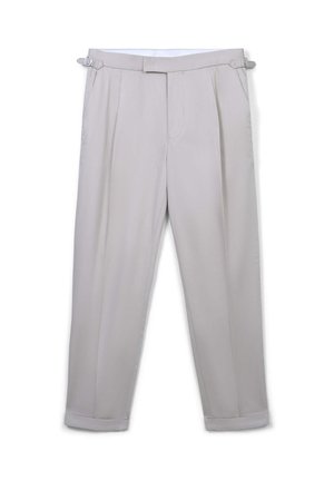 Hellegraue maßgeschneiderte Hose mit seitlichen Verstellern, Frontfalten, umgeschlagenen Säumen und teilweise sichtbarem weißen Taillenfutter.