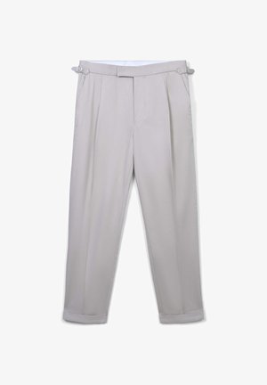 Hellegraue maßgeschneiderte Hose mit seitlichen Verstellern, Frontfalten, umgeschlagenen Säumen und teilweise sichtbarem weißen Taillenfutter.