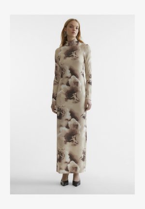 Haljina dugih rukava s visokim ovratnikom u bež tkanini s uzorkom smešnog oblaka i anđela u smešnim pozama, koja ima prilagodljiv siluetu i prorez na rubu.