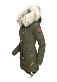 Zelená parka s kapucňou z umelej kožušiny, so sťahovacím pásom, viacerými vreckami a lakťovými záplatami. Obsahuje zips a gombíkový predný uzáver.