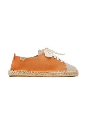 Espadrille de ante naranja y beige con punta redonda, paneles en contraste, diseño de cordones y suela de yute trenzado.