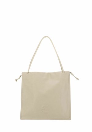 Sac à main en cuir beige avec une bandoulière fine, des bords cousus et un logo embossé discret près du centre inférieur.