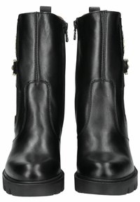 Bottines en cuir noir avec une finition lisse, dotées de fermetures à glissière latérales et d'une semelle en caoutchouc épaisse pour une traction et une durabilité accrues.