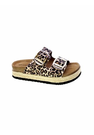 Sandalo open-toe con cinturini leopardati, due fibbie dorate, sottopiede imbottito e suola platform in juta intrecciata con battistrada nero.