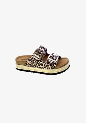 Sandalo open-toe con cinturini leopardati, due fibbie dorate, sottopiede imbottito e suola platform in juta intrecciata con battistrada nero.