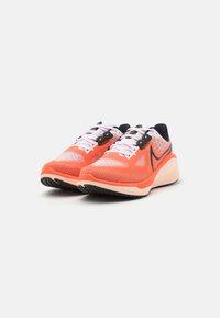 Nike Performance VOMERO 17 - Utcai futócipők - white/black/light wild mango/crimson tint/dark russet/metallic silver
