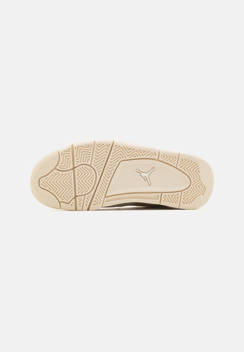 Podeszwa sneakerów w beżowej gumie z teksturowanym gripem, z centralnym logo i misternym wzorem bieżnika dla lepszej przyczepności.