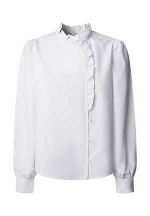 Witte blouse van gladde stof, met een hoge geplooide kraag en een voorpand met knopen. Lange mouwen met gerimpelde manchetten.