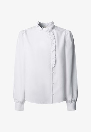 Witte blouse van gladde stof, met een hoge geplooide kraag en een voorpand met knopen. Lange mouwen met gerimpelde manchetten.