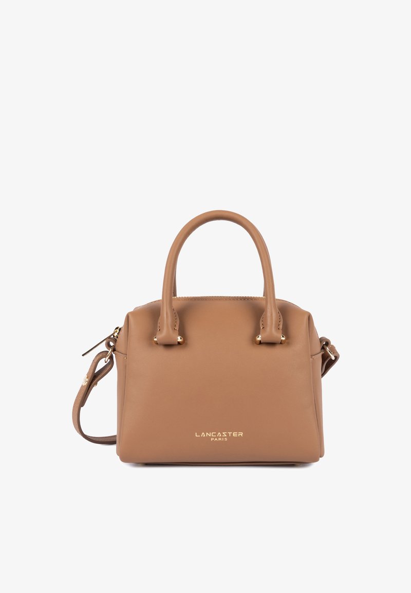 Petit sac à main en cuir marron clair avec deux poignées courtes, une bandoulière amovible et un logo doré "Lancaster Paris" sur le devant.