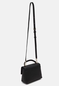 Černá kabelka se strukturovaným tvarem, horním uchem a dlouhým nastavitelným popruhem. Hladká textura se zlatými kovovými ozdobami.