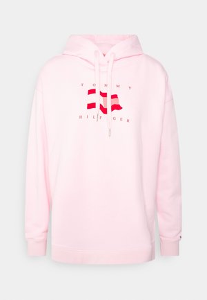Sudadera rosa claro con cordones, que presenta un logo central de banderas rojas y blancas. Está hecha de material suave, con puños y dobladillo acanalados.