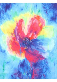 Żywy obraz kwiatowy przedstawiający duże czerwone i żółte płatki, ciemne centrum oraz niebieskie abstrakcyjne tło z plamami zieleni i fioletu.