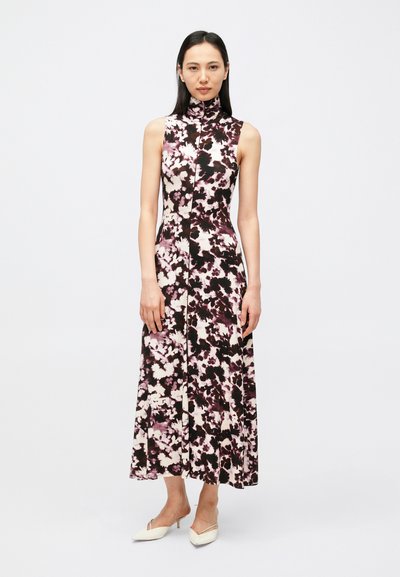 Maxi-jurk met bloemenprint, voorzien van een hoge kraag, mouwloos ontwerp en een mix van donkerpaars, roze en witte patronen op een lichte achtergrond.