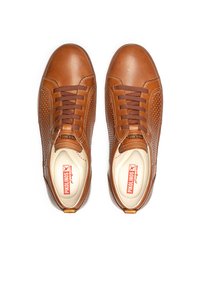 Zapatillas de cuero marrón con diseño perforado, puntera redondeada y cordones marrones. Presentan plantillas de color beige con detalle de logo.
