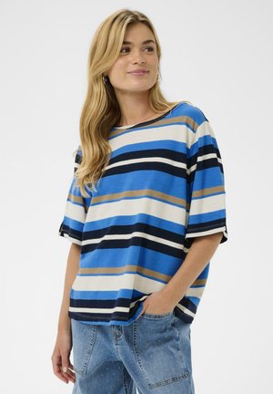 Stribet T-shirt i blå, navy og beige, med løs pasform, korte ærmer og rund halsudskæring. Kombineret med blå jeans.