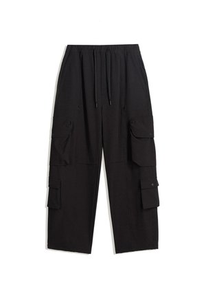 Pantalon cargo noir avec taille élastique, cordon de serrage et plusieurs grandes poches à rabat sur les côtés, posé à plat sur fond blanc.