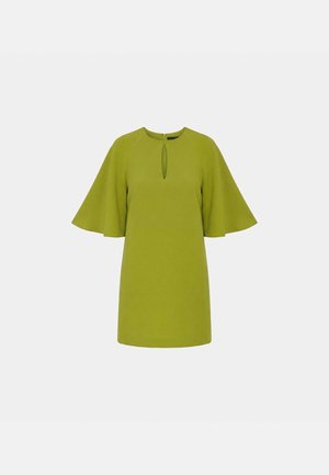 Vestito verde lime fino al ginocchio con maniche svasate e piccolo scollo a goccia, mostrato su uno sfondo grigio chiaro uniforme.