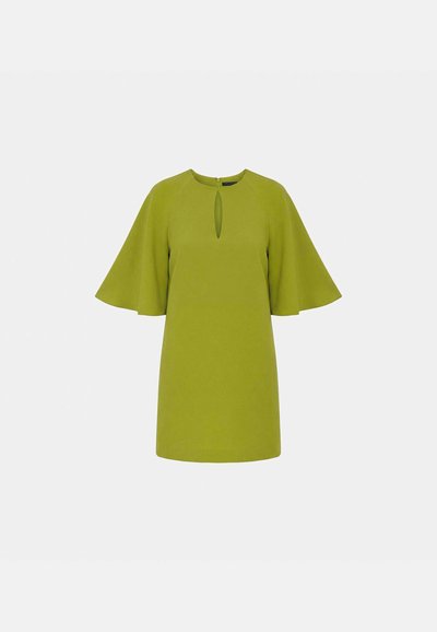 Robe vert citron longueur genou avec manches évasées et petite découpe en forme de goutte à l'encolure, présentée sur un fond gris clair uni.