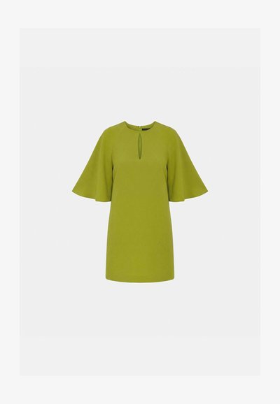 Robe vert citron longueur genou avec manches évasées et petite découpe en forme de goutte à l'encolure, présentée sur un fond gris clair uni.