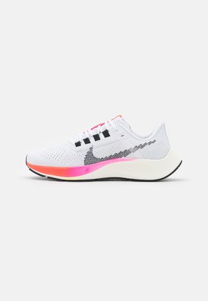 AIR ZOOM PEGASUS 38 - Nøytrale løpesko - white/black/football grey/pink blast/bright crimson
