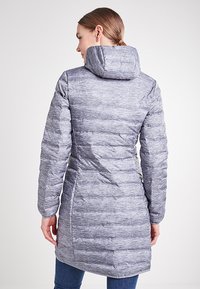 Cappotto grigio imbottito con cappuccio, caratterizzato da un motivo a righe testurizzato, maniche lunghe e una vestibilità aderente che arriva fino a metà coscia.